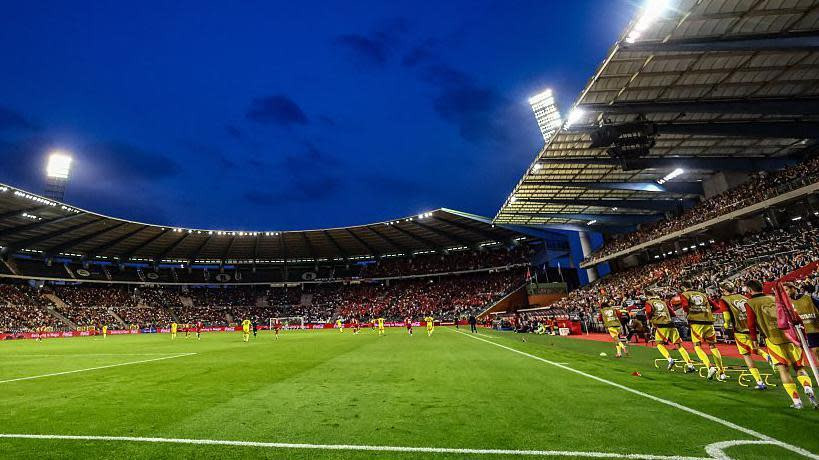 रङ्गशालाबाट लडेपछि वेल्सका समर्थक अस्पताल भर्ना