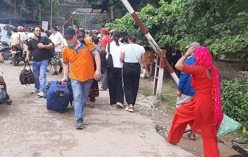 चाडपर्व नजिकिएसँगै भारत गएका नेपाली घर फर्कँदै