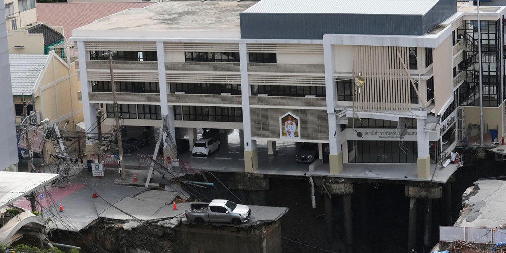 बैङ्ककमा सडक भासिँदा ठूलो खाडल, यातायात अवरुद्ध