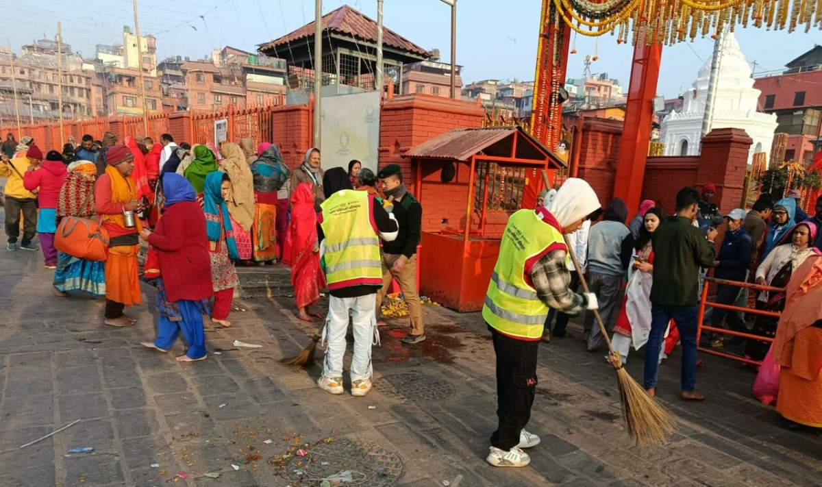 महाशिवरात्रीमा थुप्रिएका फोहोरमैला सफा गर्न थाले सफाइकर्मी