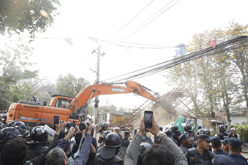 थापाथलीका टहरा भत्काएर सुरक्षाकर्मी गैरीगाउँमा