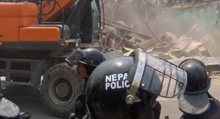 मनोहरा नदी किनारमा डोजरमाथि ढुंगामुढा, एक दर्जन प्रहरी घाइते