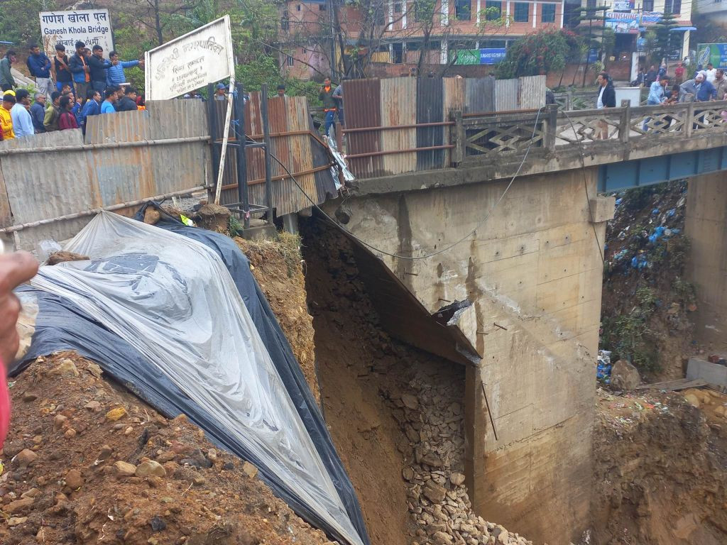 धादिङमा भासिएको पुल अझै बनेन, १२ बजेसम्ममा एकतर्फी भए पनि चलाइने