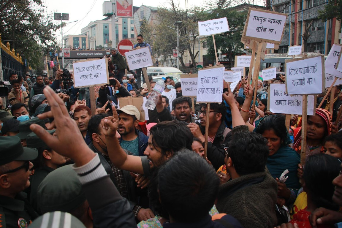 मिटर ब्याँज पीडितहरु एक महिना देखी धर्नामा