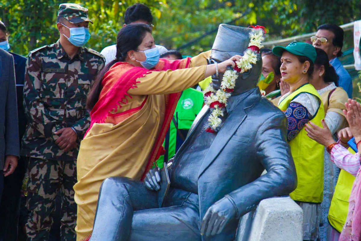 पुर्व राष्ट्रपतिले गरिन मदन भण्डारीको शालिकमा माल्यापर्ण