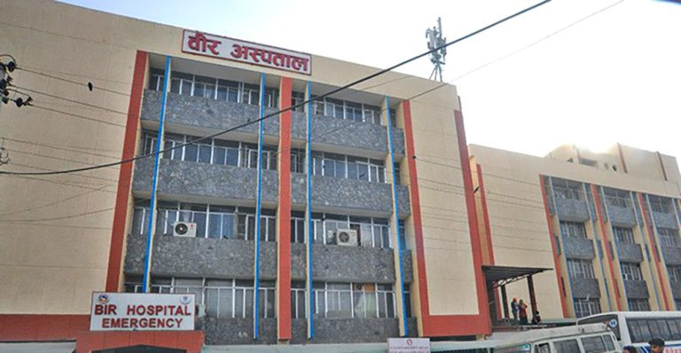 आन्दोलनमा उत्रिए वीर अस्पतालका आवासीय चिकित्सकहरू