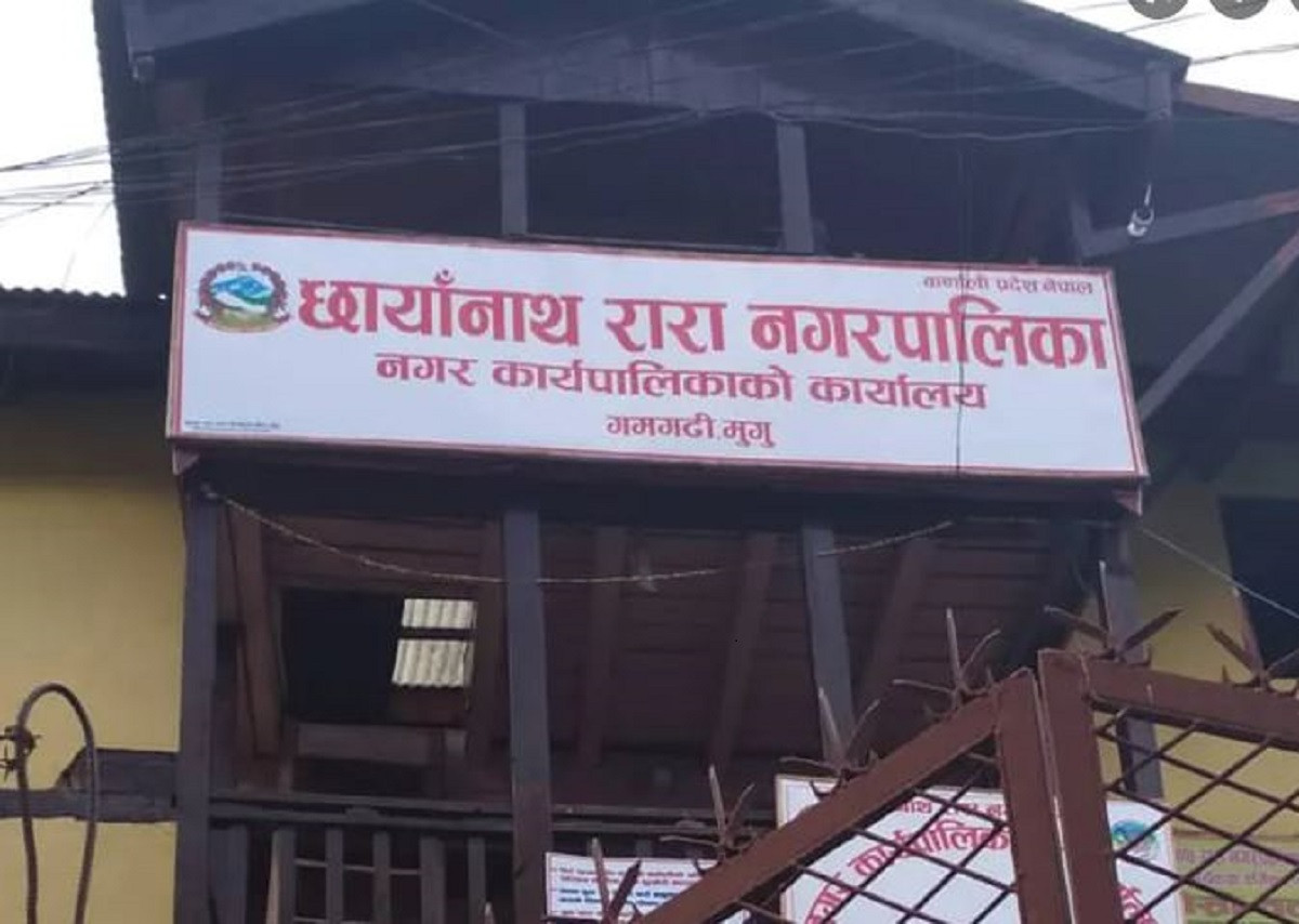 छाँयानाथकाे मेयरः जाे पारिश्रमिक लिदैनन्, हरेक शुक्रवार श्रमदान गर्छन्