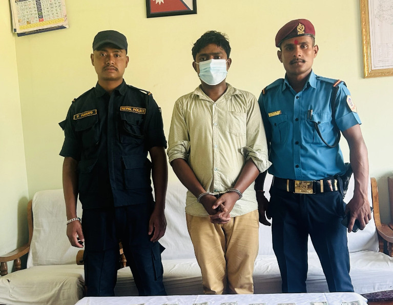 स्रोत नखुलेकाे २० लाख नगद सहित भारतीय युवक पक्राउ