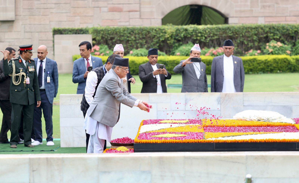 प्रधानमन्त्री प्रचण्डद्वारा महात्मा गान्धीको समाथिस्थलमा पुष्प अर्पण (फोटो फिचर)
