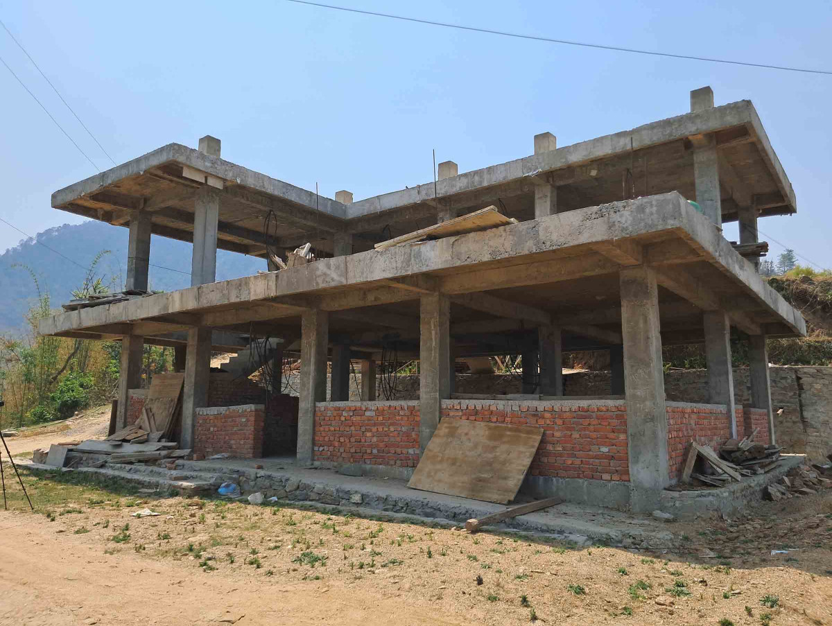 ठेकेदारले भवन अलपत्र पारेपछि स्वास्थ्यचौकीको सेवा प्रभावित