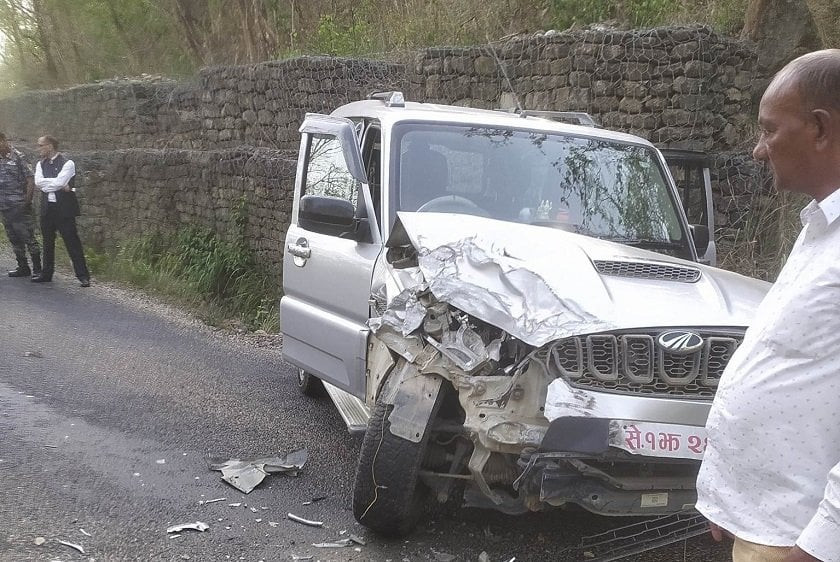 कैलालीका सिडिओ सवार गाडी दुर्घटनामा