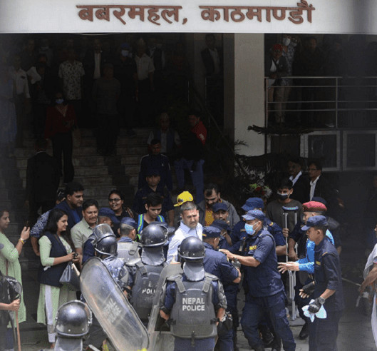 उपप्रध्यापक प्रेम चलाउनेसहित ६ जना रिहा
