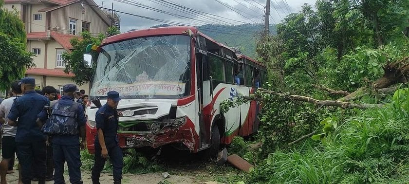 हेटौंडामा यात्रुबाहक बस दुर्घटना हुँदा ३७ जना घाइते