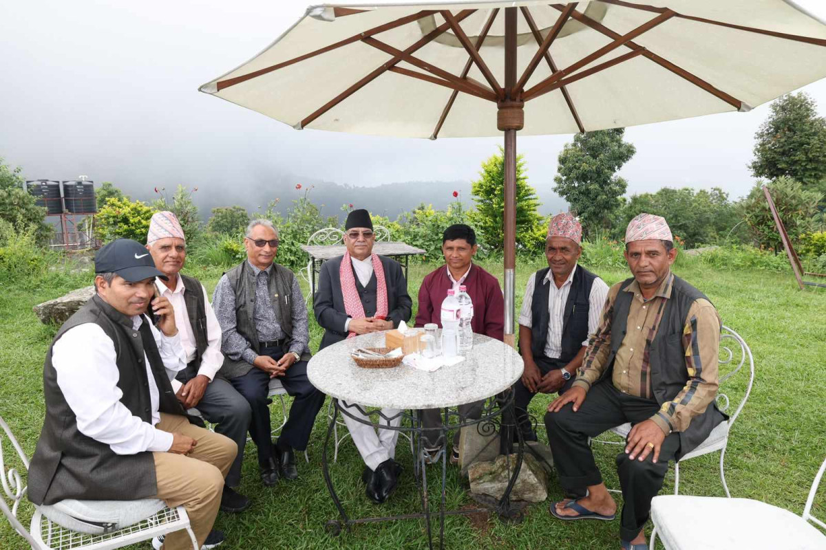 गाउँका जनतासँग अन्तरक्रिया गर्दै प्रधानमन्त्री प्रचण्ड (फोटोफिचर)