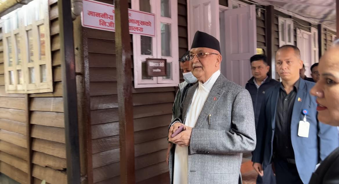 बैठकमा सहभागी हुन नेताहरू सिंहदरबार पुग्दै
