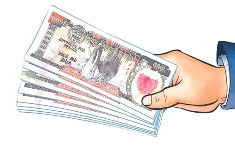 मादीका पहिरो विस्थापित परिवारलाई राहत प्रदान