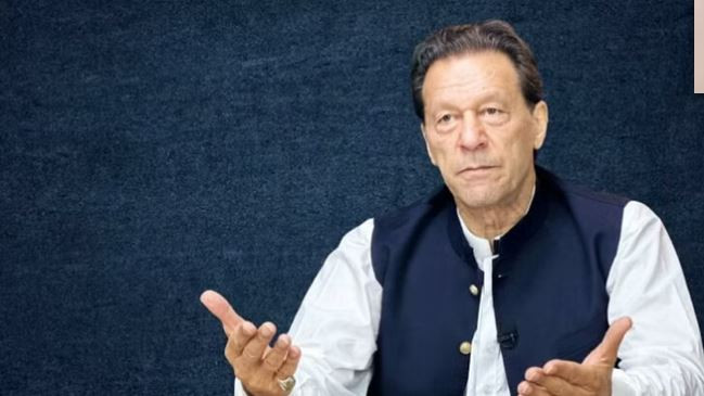 अनुसन्धान टोली समक्ष इमरान खान, भन्छन, 'मलाइ राजनीतिवाट हटाउन खाेजिदैँछ'
