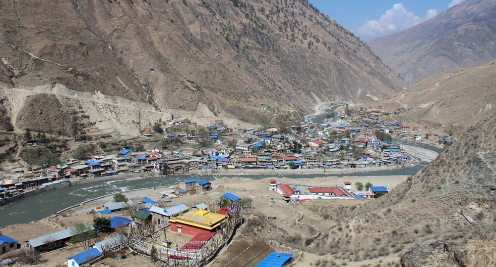वैतनिक वकिलको अबैद्य धन्दा पीडित बाटै लाखौ रकम असुल