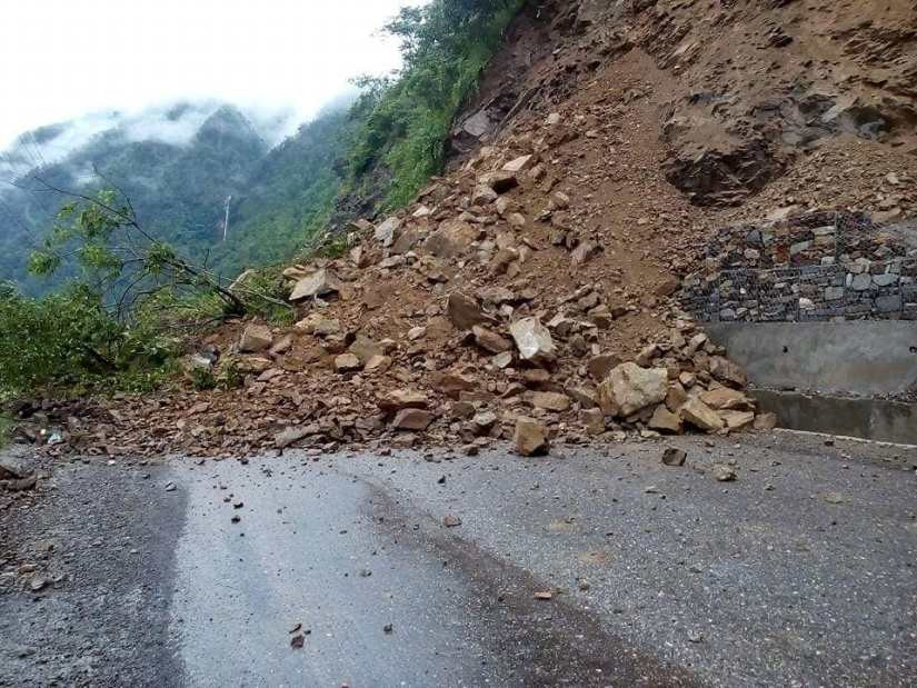 वर्षाका कारण सिद्धार्थ राजमार्ग  अवरुद्ध