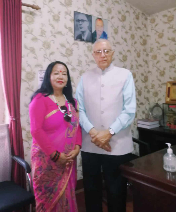 कोइरालालाई  सैलुङको आलु उपहार