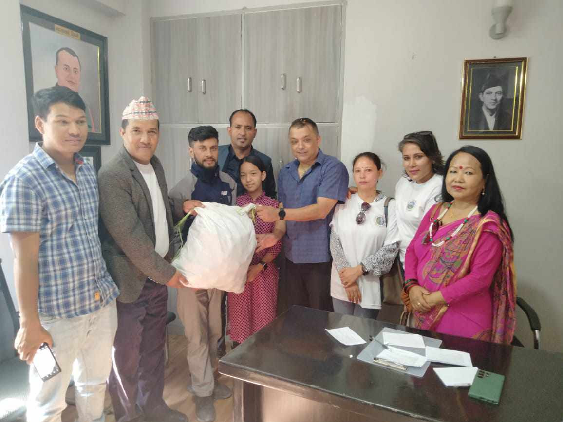 सैलुङको आलु उपहार लिँदै गगन