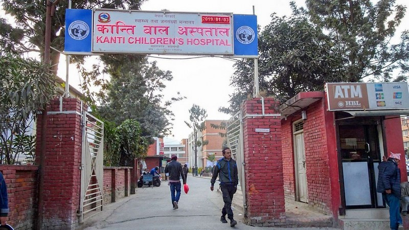 चिकित्सकको लापरबाही : एउटा बच्चाको खोप अर्कोलाई लगाउँदा...