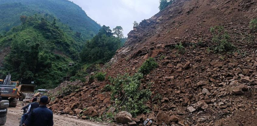 दुधपोखरीमा पहिरोका कारण २८ घर उच्च जोखिमा २ घर भत्कियो