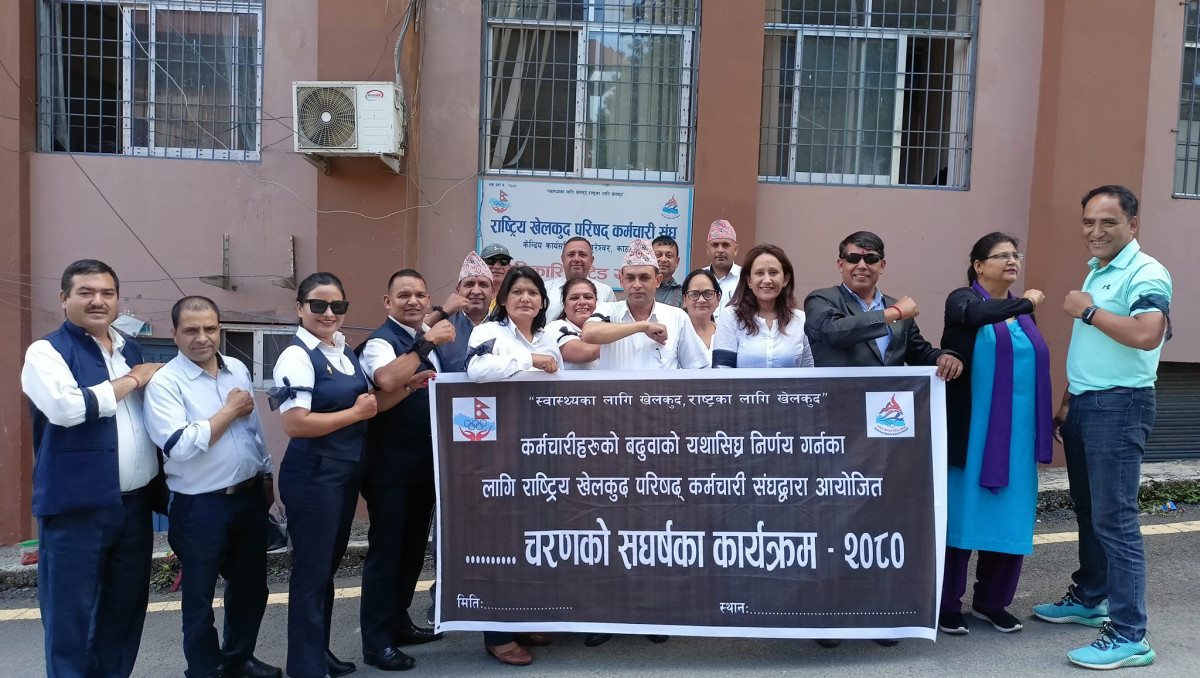तीन दिनदेखि कालोपट्टी बाँधेर राष्ट्रिय खेलकुद परिषद् कर्मचारी काममा