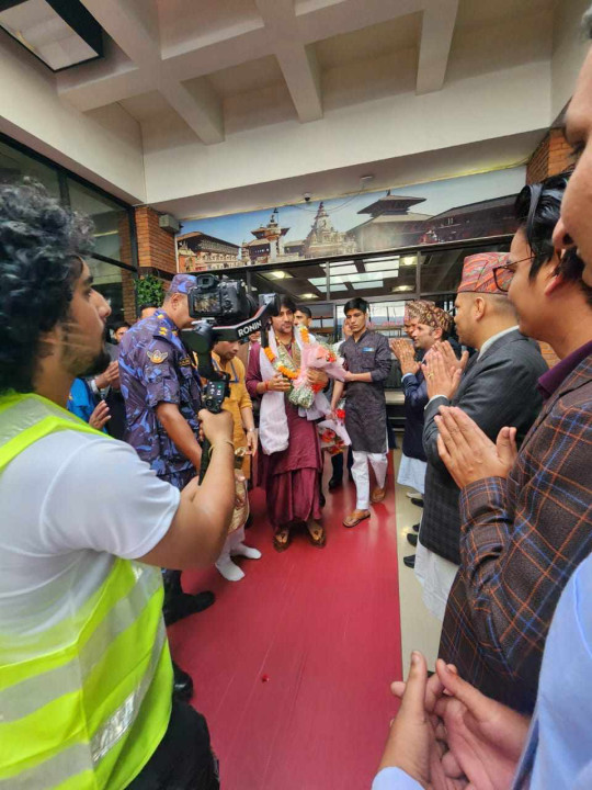 बागेश्वर बाबा काठमाडौंमा, प्रधानमन्त्री दाहाललाइ भेटदै