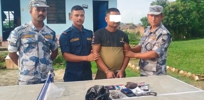 सिरहाबाट नक्कली प्रहरी पक्राउ, पेस्तोल देखाइ रकम असुलेको आरोप