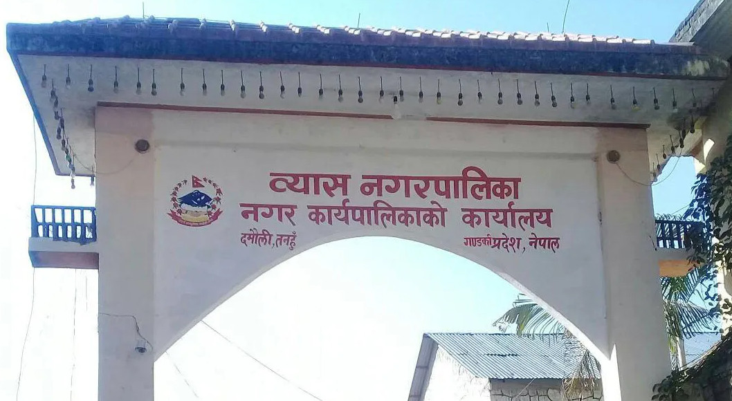 व्यास नगरपालिकामा मापदण्ड विपरीत राखिएका होर्डिङबोर्ड हटाउन सुरु
