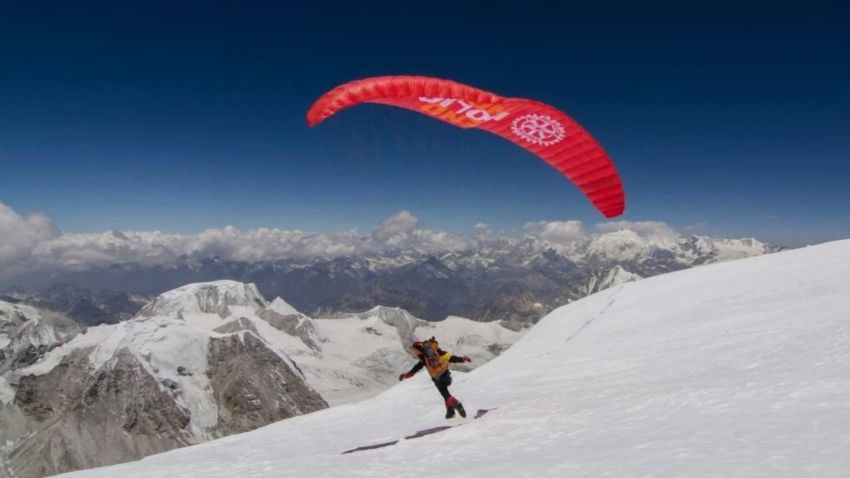 सगरमाथामा प्याराग्लाइडिङ गरेका चिनियाँ नागरिकलाई सम्मान सञ्चा
