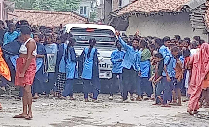 महोत्तरीमा  विद्यार्थी र प्रहरीबीच झडप