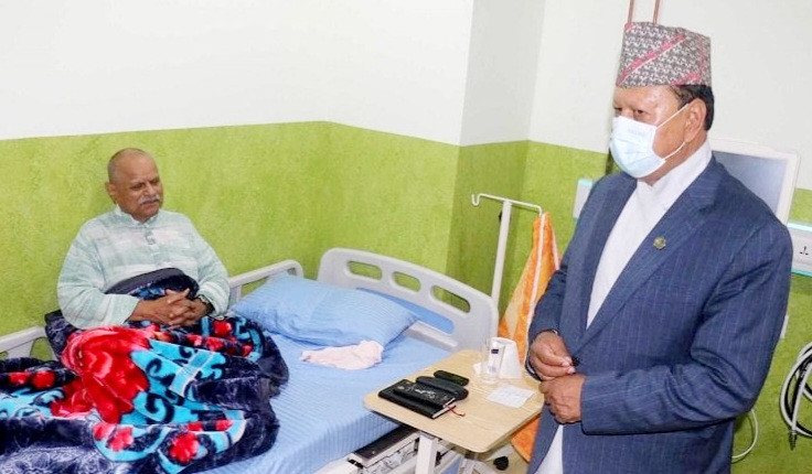 पूर्व राष्ट्रपति यादवको स्वास्थ्य अवस्था बुझ्न वीर अस्पतालमा पुगे स्वास्थ्यमन्त्री बस्नेत