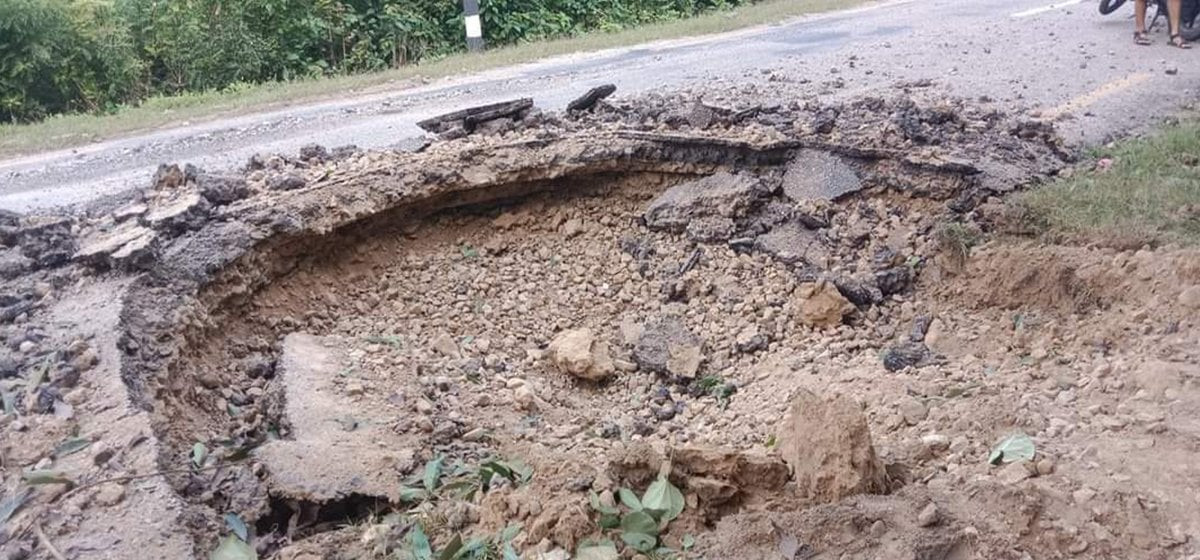पूर्व–पश्चिम राजमार्गमा  बम विष्फोट हुँदा सडकमा क्षति