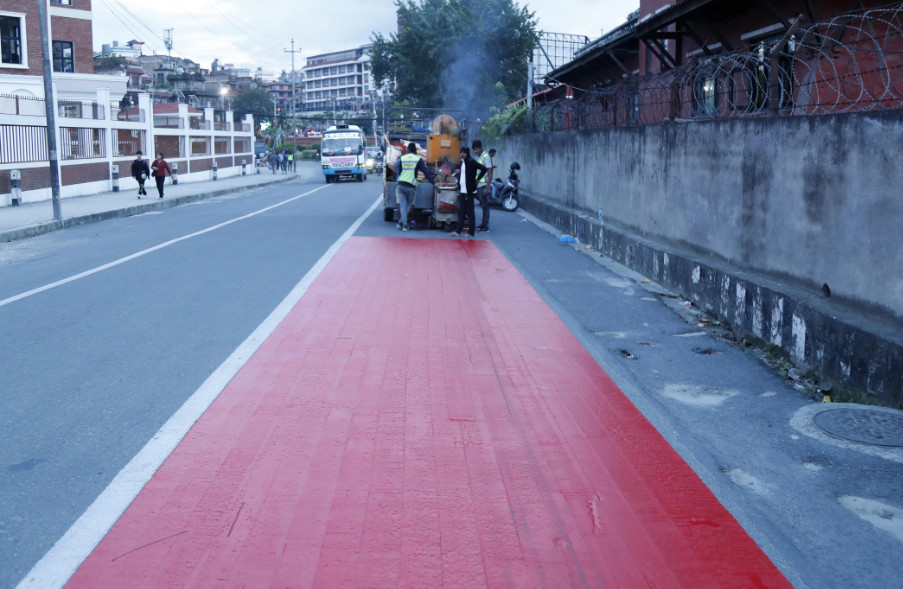 द्रुत बस सेवाका लागि काठमाडौँ र भक्तपुरमा धमाधम  ‘डेडिकेटेड लेन’ बन्दै