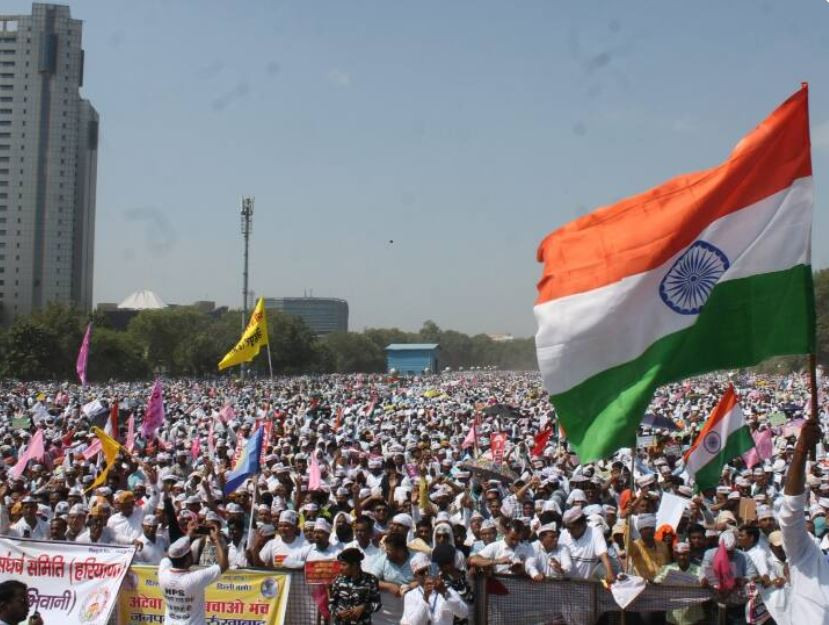दिल्लीको रामलिला मैदानमा हजारौं सरकारी कर्मचारी किन उभिइरहेका छन ?