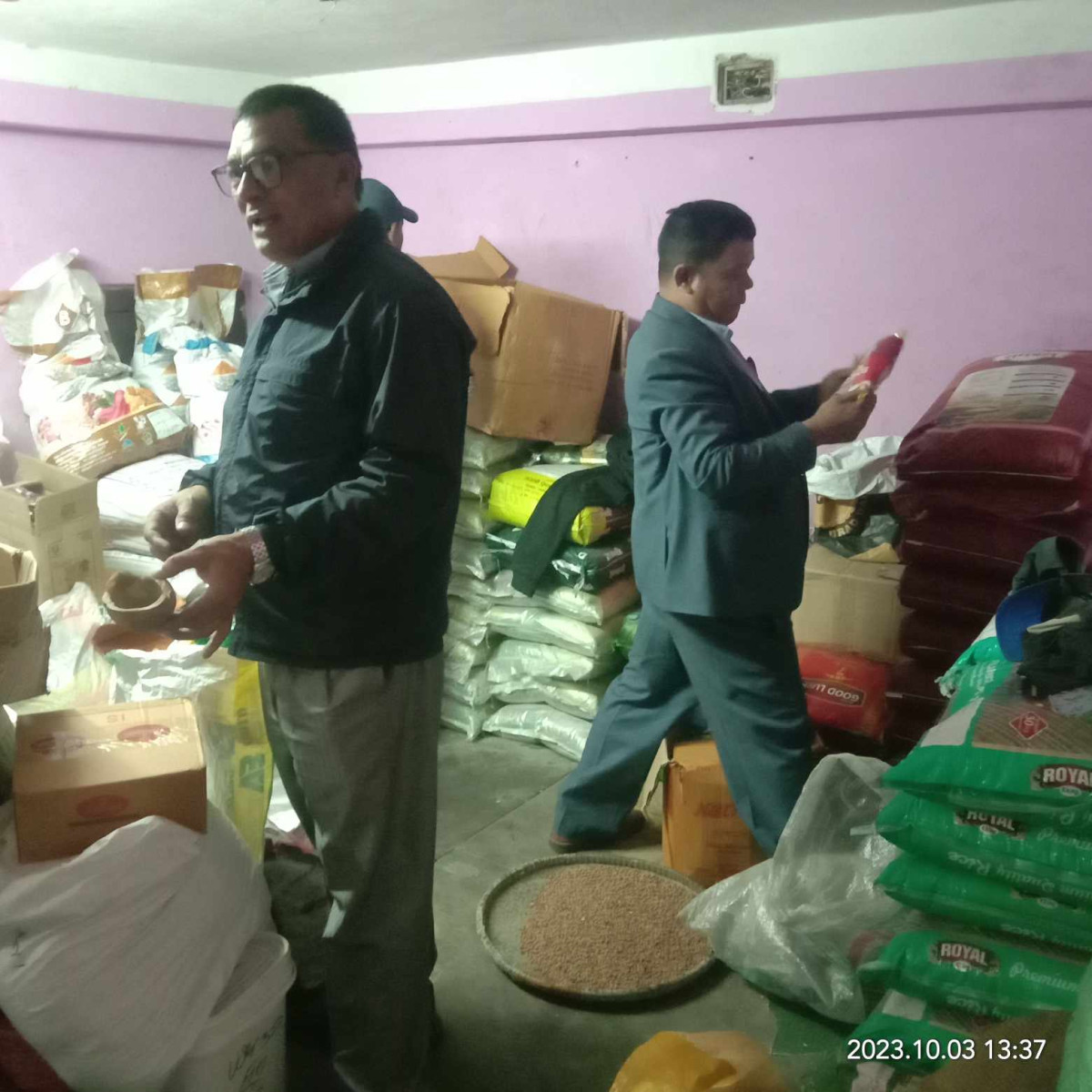 भक्तपुरमा बजार अनुगमन गरी म्याद नाघेका सामानहरु नष्ट