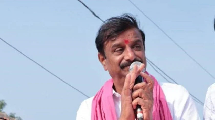 तेलंगानामा चुनावी प्रचारका दौरान सांसदमाथि चक्कु प्रहार