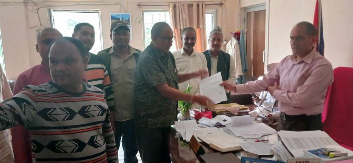 ६ बुदे मागसहति ट्याक्टर व्ययसायीले बुझाए प्रमुख जिल्ला अधिकारीलाई ज्ञापन