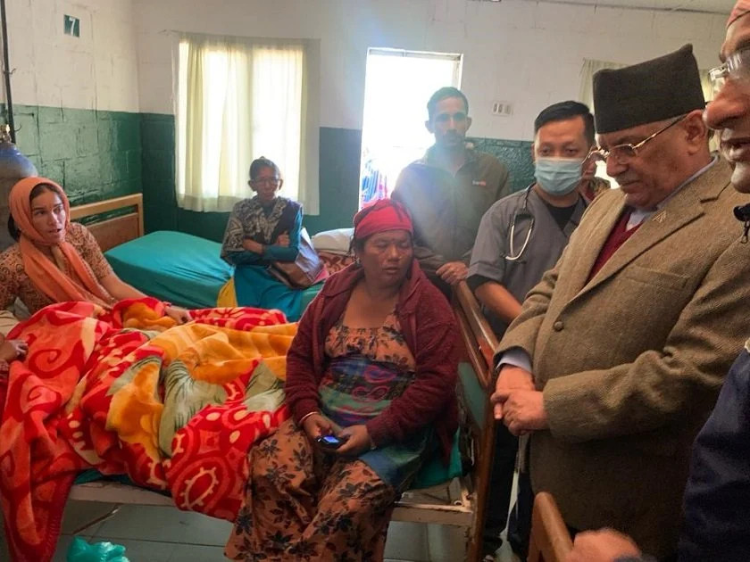 सानीभेरी अस्पताल पुगेर प्रधानमन्त्रीले लिए घाइतेहरूको स्थितिबारे जानकारी