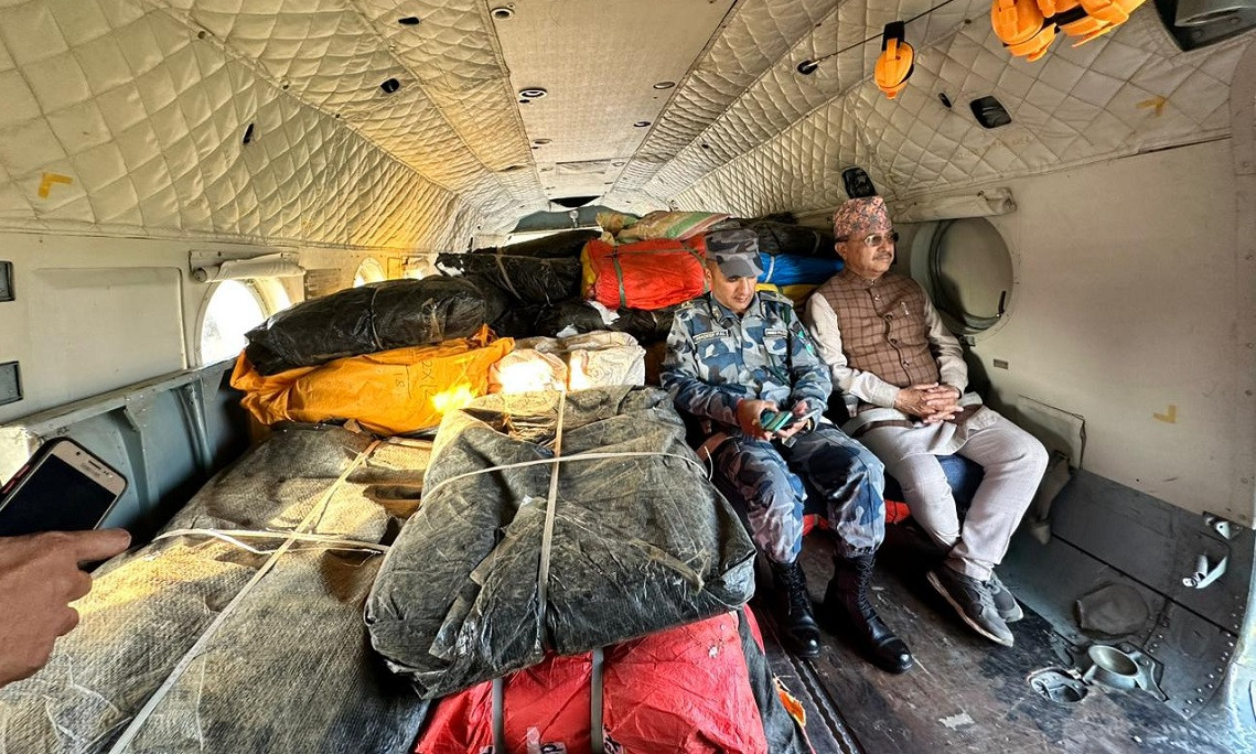 उपप्रधानमन्त्री खड्का राहत सामग्रीसहित भूकम्पप्रभावित क्षेत्रमा