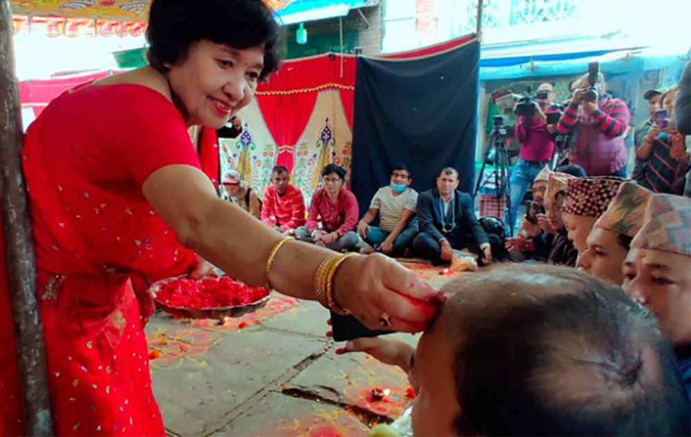 बालगोपालेश्वर र खञ्जनेश्वर महादेवमा दिदीबहिनी एवम् दाजुभाइ नहुनेले टीका लगाउँदै