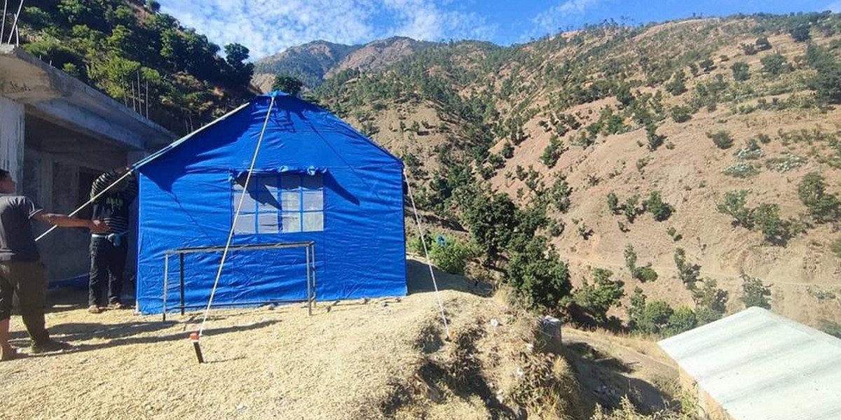 भूकम्पले प्रहरी कार्यालय भत्किएपछि त्रिपालबाटै काम