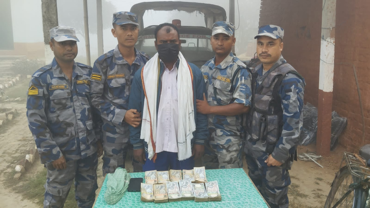 स्रोत नखुलेको नेपाली रुपैयाँसहित एक जना नियन्त्रणमा