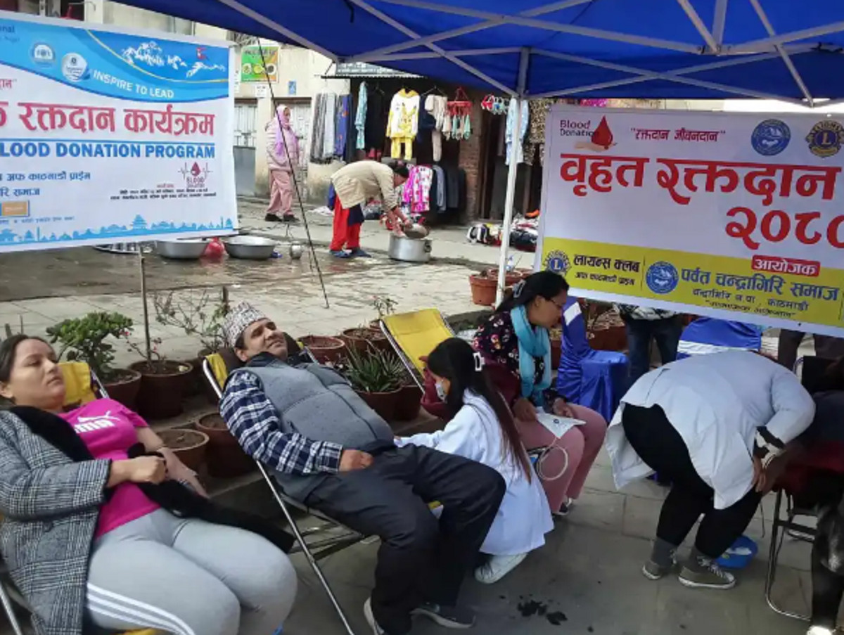 थानकोटमा रक्तदान: वडाध्यक्ष महर्जन सम्मानित