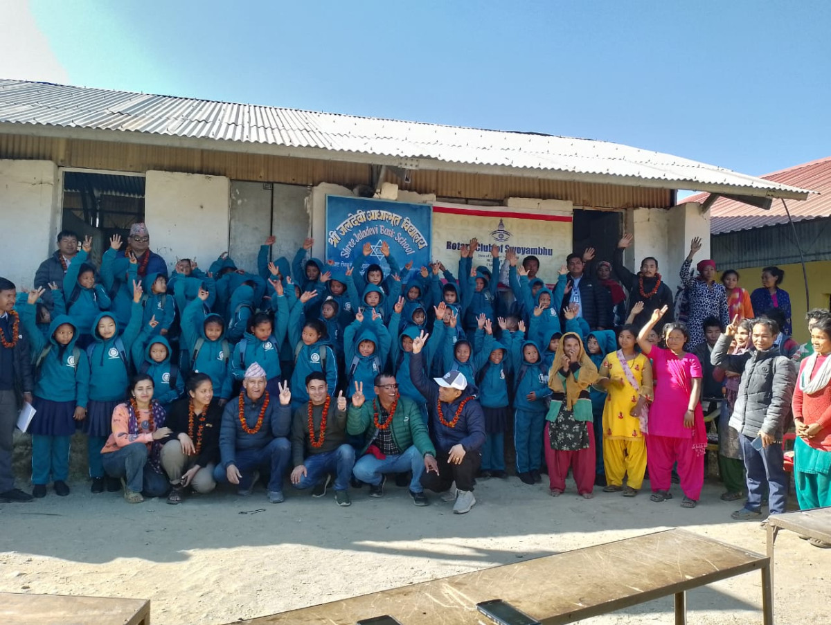 धादिङका दुर्गम भेगका चेपाङ विद्यार्थीलाई न्यानो कपडा सहयोग