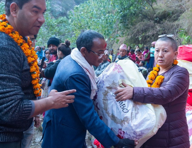 आनी छोइङ डोल्मा फाउन्डेसनद्वारा भूकम्पपीडितलाई सहयोग