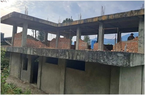 स्वास्थ्यचौकी भवन ठेकेदारको लापरबाहीले अलपत्र