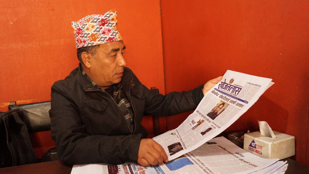 पत्रिका पढ्दै डा हिरालाल भुजेल..
